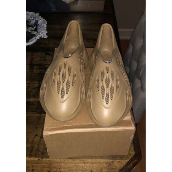 NIB ADIDAS MEN'S YEEZY FOAM RUNNER DESERT SAND SIZE 9 STYLE GW3354 SOLD OUT! - Picture 7 of 13